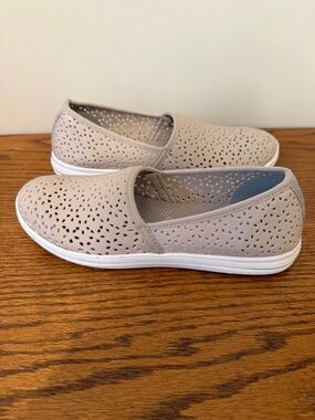 Clarks Women's Breeze Lily Slip Ons- Taupe - EUC